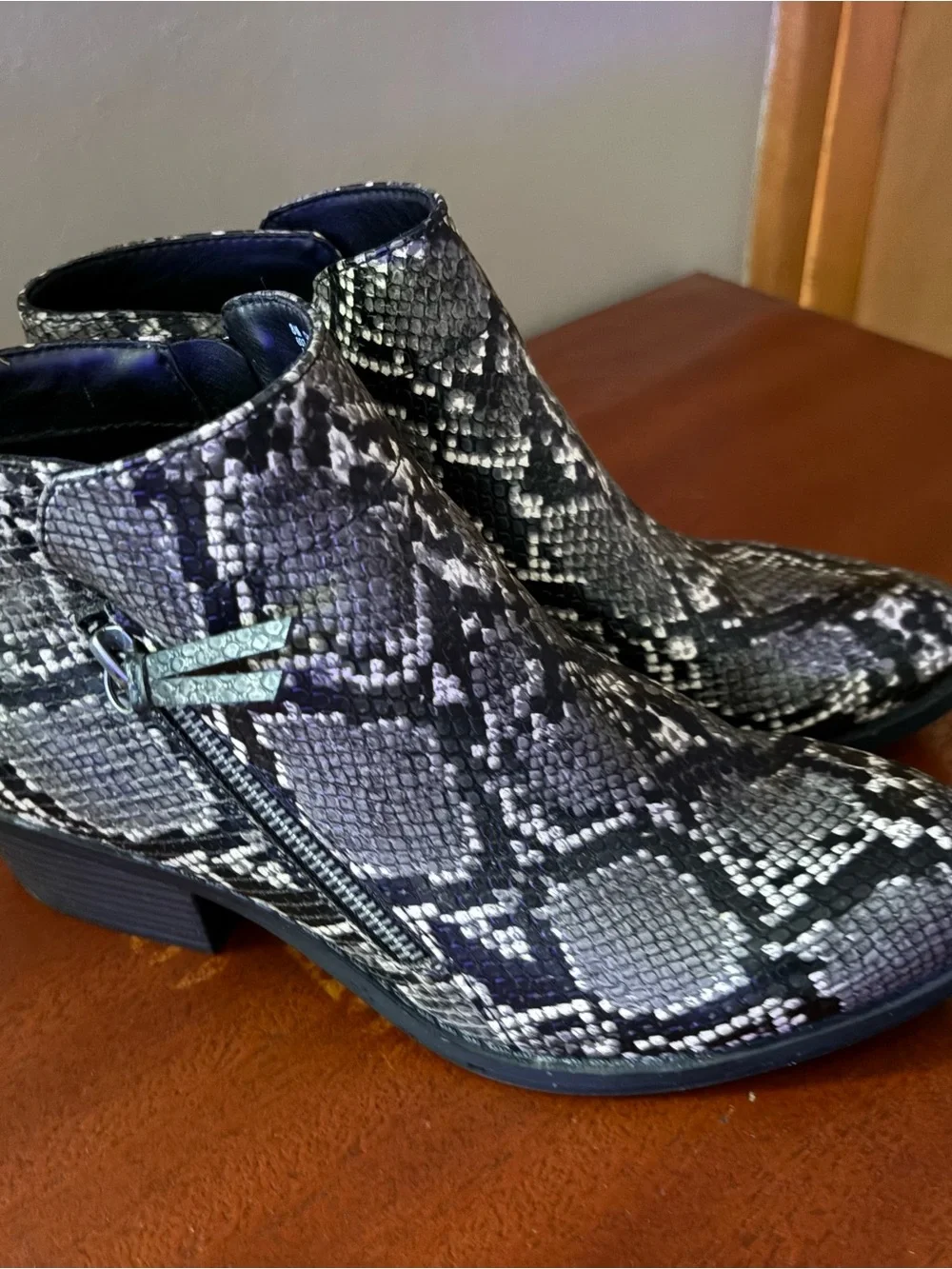 Arizona Jean Company Black & Gray Snake-Print Ankle Booties Size 8